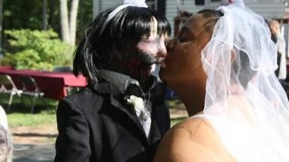 แปลกหลอนไปไหม? หญิงสาวแต่งงานกับตุ๊กตาผีดิบ เผยรักมากจนอยากอยู่ด้วยกันตลอดไป