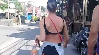 เปิดหน้า สาวนักท่องเที่ยว แต่งชุดรับลม เดินซื้อของตามท้องถนน ไม่มั่นใจใส่ไม่ได้แน่นอน