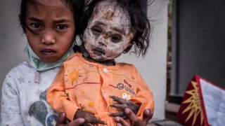 ชนเผ่าในอินโอนีเซียเผยพิธีกรรมหลังความตายสุดแปลก ปลุกศพให้ลุกขึ้นมาเดิน จนได้รับการขนานนามให้เป็นหมู่บ้านซอมบี้