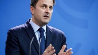 ผู้นำคนที่ 3 ของโลกที่เปิดตัวว่ารักเพศเดียวกัน และเป็นเกย์คนแรกของโลกที่ได้รับเลือกตั้งให้ดำรงตำแหน่งต่อสมัยที่ 2