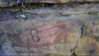 โลกต้องจารึก! นักโบราณคดีค้นพบภาพแกะสลักรูปลึงค์ภายในเหมืองของอังกฤษ