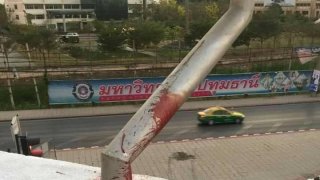 สยองกลางสะพาน หนุ่มควบ จยย.คว่ำ หัวฟาดป้ายจราจร คอเกือบขาดดับคาที่ ‼️