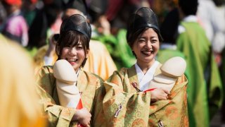 เก็บตกภาพเทศกาลแห่ลึงค์ยักษ์ที่เมืองโคมากิของญี่ปุ่น ผู้คนนับพันแห่ชมเทศกาลกันอย่างคึกคัก