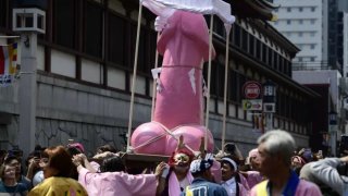 แปลกดีนะ!! ญี่ปุ่นจัดเทศกาลแห่ "ลึงค์ยักษ์" เพื่อขับไล่ "ปีศาจฟันของโยนี"