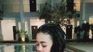 เปิดภาพ ลำไย ไหทองคำ สวมชุดว่ายน้ำ อวดหุ่นแซ่บ ริมสระน้ำ