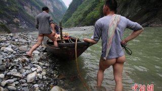 น่าไปล่องเรือที่หูเป่ย์ ประเทศจีน คนลากเรือที่นี่เขาไม่ใส่กางเกงกัน