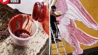 ศิลปินหนุ่มโคลอมเบียกำลังวาดภาพฝาผนัง โดยใช้เลือดมนุษย์เป็นส่วนผสม !