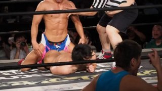 เอ๊ะ นั่นเขาทำอะไรกัน หรือจะเป็นท่าใหม่ของวงการมวยปล้ำ