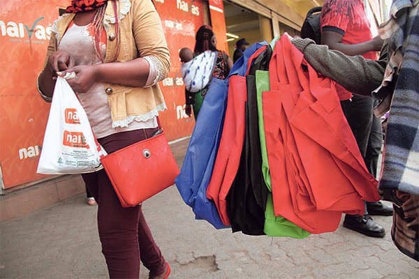 พี่ไทยเอามั้ย!? ประเทศเคนยามีกฎหมายห้ามใช้ถุงพลาสติกใช้ครั้งเดียวทิ้ง ที่เข้มงวดที่สุดในโลก ❌🚯