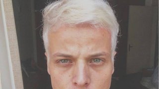 เปิดนาที ห้วงสุดท้ายของชีวิต นายแบบหนุ่ม สะดุดเชือกรองเท้า บนรันเวย์ ล้มเสียชีวิต (มีคลิป)