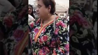 มนุษย์ป้าปรี๊ดแตก เห็นสาวนุ่งสั้น เห็นว่าไม่เหมาะสม จึงใช้ให้กลุ่มชายแปลกหน้าเข้าไปรุมขืนใจเธอ (คลิป)