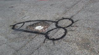 แสบแต่ดี! นักวาดกราฟฟิตีลึกลับโผล่วาดภาพอวัยวะเพศชายตามหลุมบ่อบนถนน สภาเมืองเร่งซ่อมถนนทันที