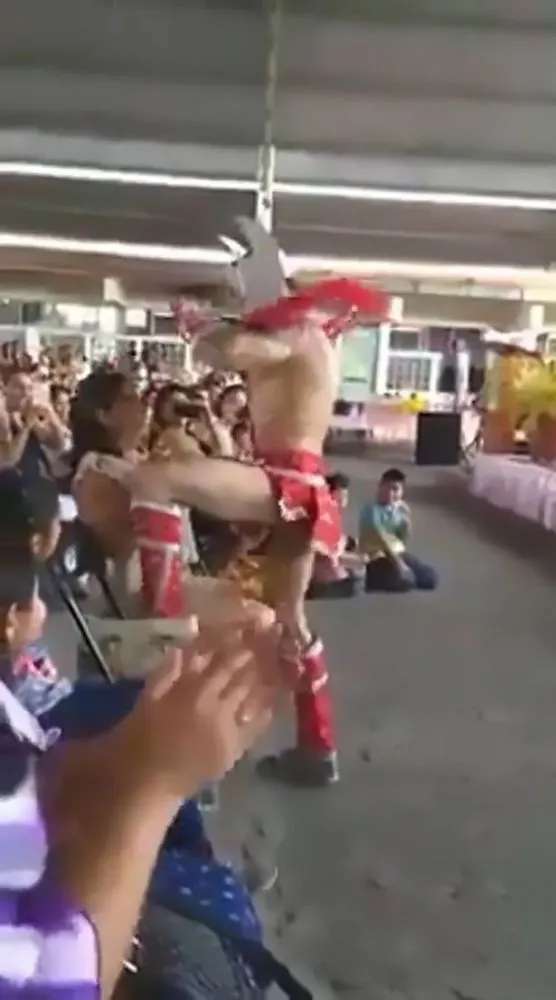ประถม เปลือย 