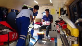 สาวกัมพูชาคลอดลูกบนรถกระบะกระทันหัน ตำรวจทางหลวงและกู้ภัยรีบช่วยเหลือ