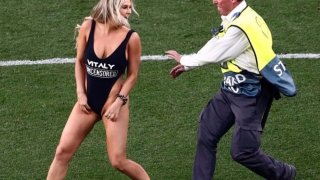 นางแบบรัสเซียสุดเอ็กซ์บุกสนามนัดชิงศึกยูฟ่าฯ ก่อเหตุตามรอยแฟนหนุ่ม