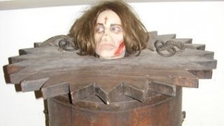 ลงโทษให้ตายด้วยการ "ขังไว้ในถังขี้"