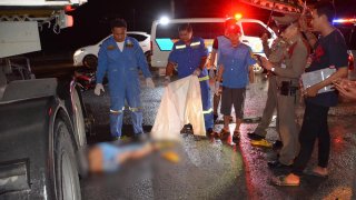 เมื่อตอน3ทุ่ม!รถบรรทุกพ่วงเฉี่ยวชนจยย.คนขับเจ็บสาหัสส่วนแฟนสาวถูกทับร่างดับอนาถคาล้อ