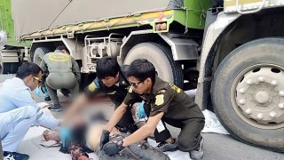 เกิดอุบัติเหตุรถกระบะเบียดจยย.ล้มโดนรถพ่วงทับศีรษะดับ