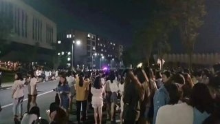 อุทาหรณ์นอนกลางคืน ควรใส่เสื้อผ้านอนให้เรียบร้อย เพื่อป้องกันเหตุที่อาจจะเกิดขึ้นโดยไม่คาดฝัน