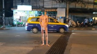 พากันแตกตื่นทั้งถนน ต่างชาติยืนเปลือยกายล่อนจ้อนกลางสามแยก