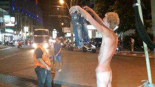 เล่นเอาวุ่นต่างชาติแก้ผ้าโชว์กลางสามแยกพัทยา