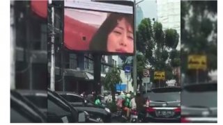 Hacker หนุ่ม Hack จอกลางสี่แยกไฟแดง ฉายหนังผู้ใหญ่ เพื่อบรรเทาความเครียดจากรถติด