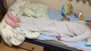 หลานชายอายสุดๆ เมื่อเจอคุณยายเอาจิ๊มิปลอมไปใส่ให้ นึกว่าเป็นถุงเท้า