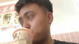 ทำไปได้ !? วัยรุ่นจีนเซลฟี่แก้วชาไข่มุกวางซ้อนบนกระปู๋ในร่มผ้า 😅