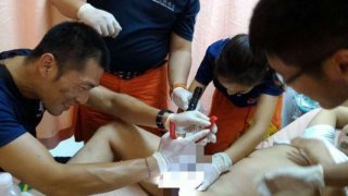 หนุ่มใหญ๋ซวยหนัก!! เอา ห่วงเหล็ก มาใส่ กระปู๋ สุดท้ายเจ็บปวดมาก เอาไม่ออกร้อนถึงกู้ภัย