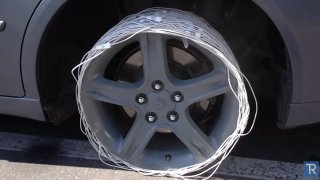 ทำไปได้!! หนุ่มนำสายชาร์จ Apple มาใช้แทนยางล้อรถยนต์ จะวิ่งได้มั้ย