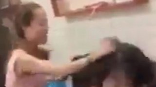 สาวแค้น..เจอสามีกำลังร่วมรักลูกจ้างสาว เปิดฉากตบตีจับโกนผมประจาน กลางร้านเสริมสวย