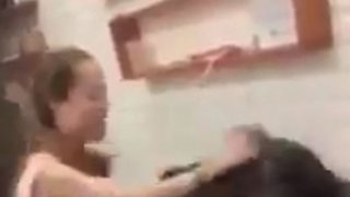 เมียแค้นจัด เห็นคาตาสามีกำลังเล่นจ้ำจี้กับลูกจ้างสาว วัย 15 คาร้านเสริมสวย จับกร้อนผมประจานหน้าร้าน