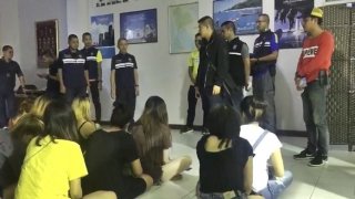 บุกจับเจ้าของโอเกะ ทุบตี-บังคับสาว 17 ค้ากาม