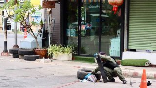 กระแสระเบิด ยังไม่จาง !! ..หลัง กระเป๋าต้องสัย โผล่ ตลาดแม่กลอง สมุทรสงคราม แจ้งหน่วยEOD ยิงทำลาย