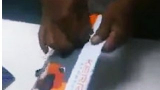 โดนเข้าแล้ว!! หนุ่มขับ Grab ไปส่งของให้ลูกค้า นึกเอะใจเลี้ยวเข้าโรงพัก สุดท้ายเจอยาเสพติด