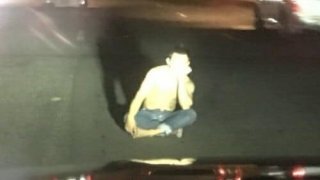 เมียร่ำไห้ใจจะขาด..หนุ่มประชดเมีย ไปนั่งกลางถนนใหญ่ เก๋งวีออสพุ่งชนร่างกระเด็นดับสยอง