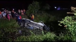 หนุ่มบริษัทขับกระบะหลุดโค้งรถตีลังกาหลายตลบตกลงคลอง ร่างกระเด็นเสียชีวิต