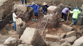 พบมีสิ่งที่คาดไม่ถึง!!ซากหินศิลาแลงและไม้เก่าเป็นโครงสร้างในการทำคลองส่งน้ำจากเขาปลายบัดเข้าสู่บารายเมืองต่ำ