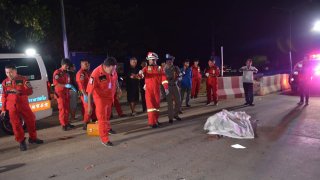 สุดสลด!หนุ่มวัย 19 ปี ขี่รถจยย.ชนแท่งบาริเออร์ ไถลโดนรถพ่วง 18 ล้อ ถูกเหยียบดับสยอง