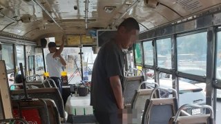 เกิดโกลาหลบนรถ..หนุ่มเร่ร่อน ไม่พอใจ ทำลายข้าวของ ยืนฉี่บนรถเมล์