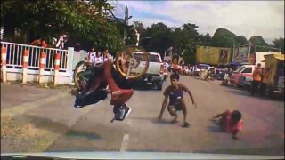 แว้นยกล้อ อวดสาว หน้า รร. สุดท้ายรถเสียหลัก หมุน 2-3 ตลบ ลงไปนอนกอง จนหน้าอับอาย