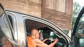 หนุ่ม ไปเจิมรถ ที่วัด หลวงพ่อทัก เลขทะเบียน สวยนะโยม