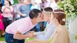 ชาวเน็ตแห่แชร์ ! "มางานแต่งยังไงให้โลกจำ" หลังมีภาพ หนุ่มเข้าไปจูบเจ้าบ่าวขณะรดน้ําสังข์