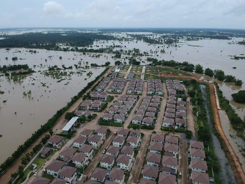 ชาวเน็ตแห่แชร์!! หมู่บ้านเมืองอุบลฯ รอดภัยน้ำท่วมได้เพราะไอเดีย คันดินกั้นน้ำสูง 2 เมตร