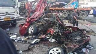 ระทึก! รถพ่วง 24 ล้อบรรทุกเหล็ก เสียหลักพุ่งข้ามเกาะกลางถนนชนประสานงากับรถที่วิ่งสวนมารวม 4 คัน