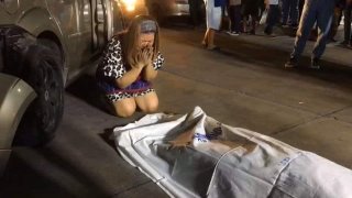 หนูขอโทษ !! สาววัย 34 ปี ขับเก๋งเข้าเกียร์ออโต้ผิด พุ่งชนสาววัย 45 ปี ล้มด้วยความตกใจเข้าเกียร์ถอยทับร่างซ้ำดับคาที่