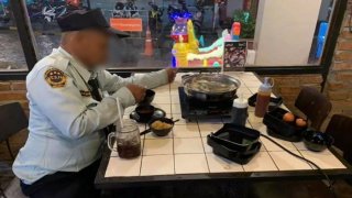 เปิดภาพ สาวเลี้ยงชาบูลุง รปภ. หลังคุณลุงยืนอยู่นอกร้านมองเธอกิน