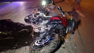 นครนายก บิ๊กไบค์เสียหลักชนเสาเหล็กป้ายบอกทางเสียชีวิตคาที่