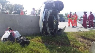 รถตู้นำนักท่องเที่ยวชาวรัสเซีย ชนท้ายรถกระบะพุ่งกระแทกเก๋งพลิกคว่ำ บาดเจ็บระนาว