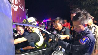 เกิดเหตุรถกระบะ 4 ล้อเล็กพุ่งชนอัดติดท้ายรถบรรทุกพ่วง 18 ล้อทำให้คนขับและเด็กรถดับอนาถ